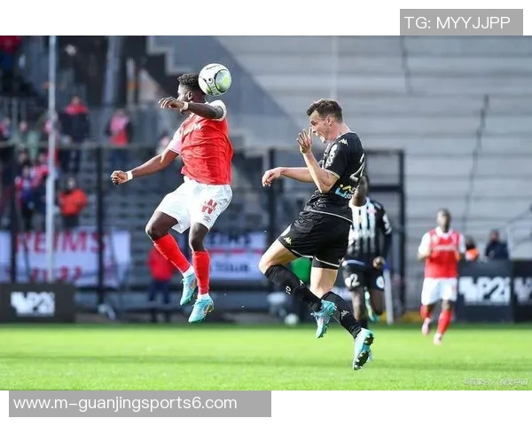 精彩足球图文直播带你领略赛场瞬间与战术分析的完美结合