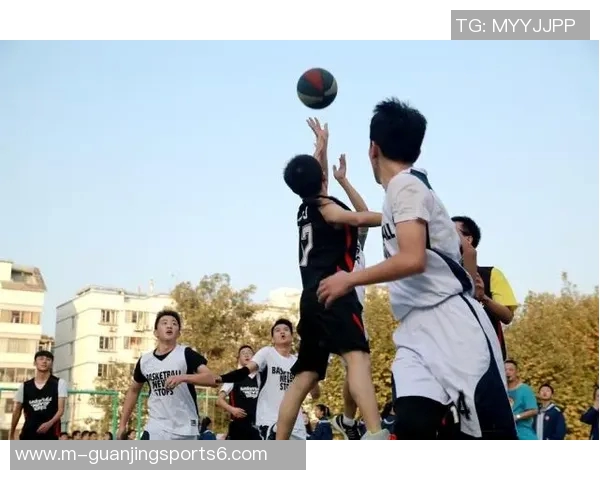 足球比赛中的热血青春与梦想追逐的漫画故事